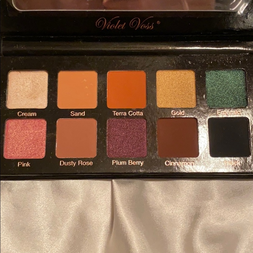 Eye shadow palette